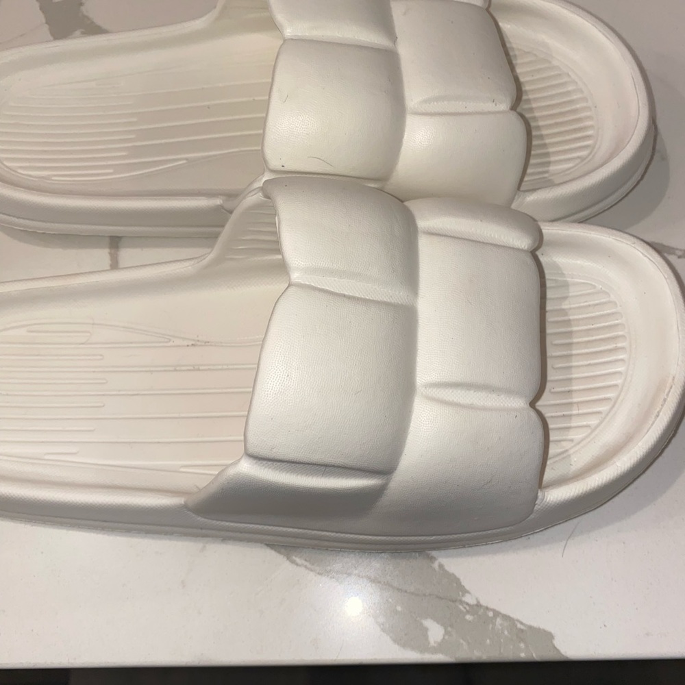 White sandals/slides